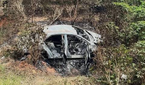 Carro capota, pega fogo e dois jovens morrem em acidente ocorrido neste domingo (26)