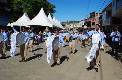 Desfile Escolar relembrou os 60 anos de história do município de Dores do Rio Preto