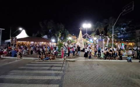 As noites de Dores do Rio Preto iluminadas pelas luzes do Natal na Praça