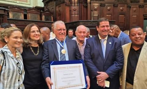 Médico iunense homenageado com alta condecoração da Assembleia do RJ