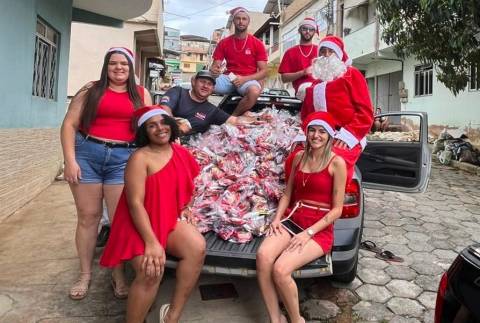 Grupo de amigos leva alegria e o espírito do Natal a ruas de bairros em Iúna