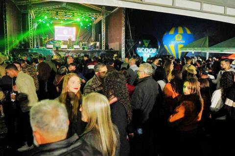 Boa comida e muitos shows na Festa do Café de Iúna no distrito do Rio Claro