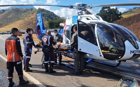 Caminhão tomba na BR262 em Iúna e Notaer é acionado para resgatar uma das vítimas