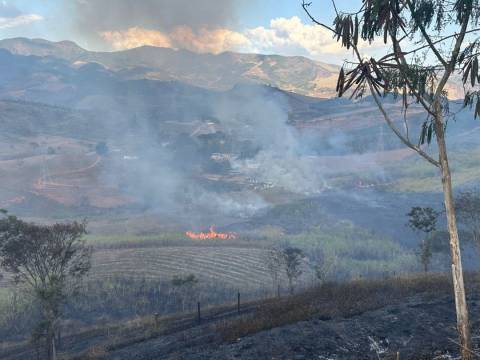 Incêndio de grande proporção atinge propriedades rurais em Iúna