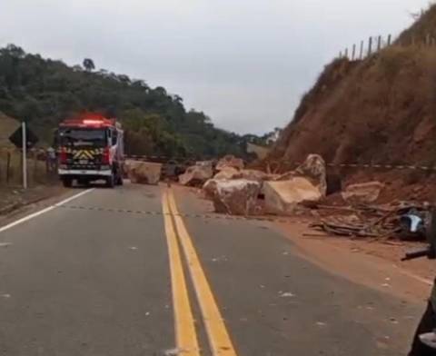 Carreta com pedras tomba e motorista morre entre Calçado e Guaçuí