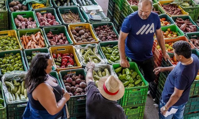Brasil tem deflação de 0,11% com queda nos alimentos, transporte e habitação