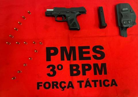 Homem com arma de fogo ameaça moradores e é preso em Alegre