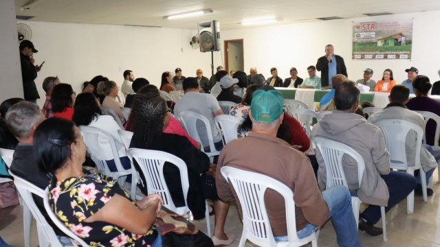 Assinados contratos para 47 moradias rurais por meio do STR de Iúna e Irupi