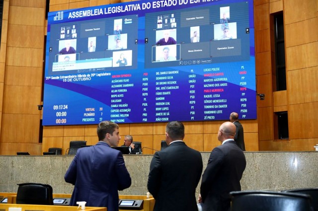 No Dia do Professor, deputados cobram valorização salarial