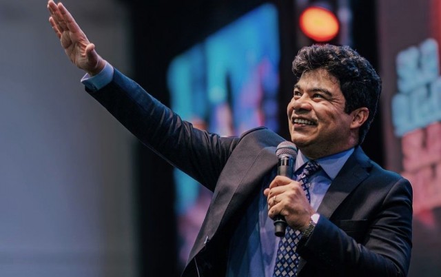 Dores celebra Dia do Evangélico neste sábado (18) com show de Samuel Mariano