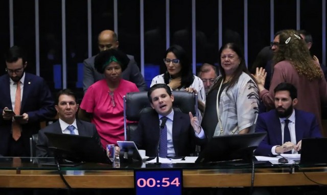 Licença menstrual de até 2 dias é aprovada na Câmara dos Deputados