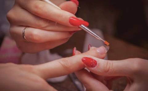 Anvisa proíbe substâncias utilizadas em produtos para unhas e outros cosméticos