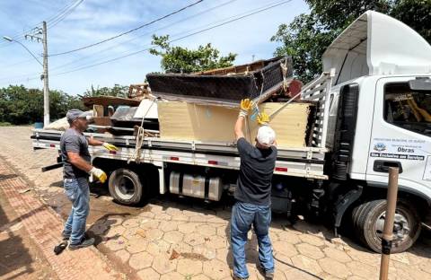 Guaçuí: Prefeitura e Polícia Militar retiram barracas de usuários de drogas da via pública