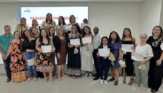 Entregues certificados de cursos de capacitação profissional do Senac em Dores do Rio Preto