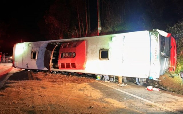 Ônibus de turismo tomba e provoca duas mortes na BR262 próximo a Ibatiba