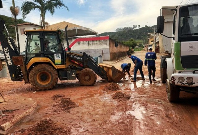 Irupi realiza limpeza de ruas depois do temporal deste domingo (7)