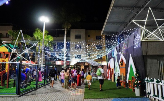 Acesas as luzes do Natal Encantado de Iúna com Papai Noel e apresentações culturais