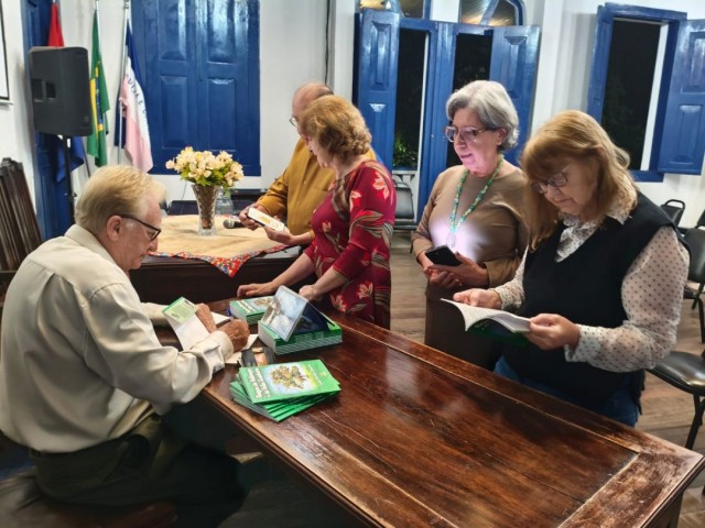 Autor iunense lança livro 