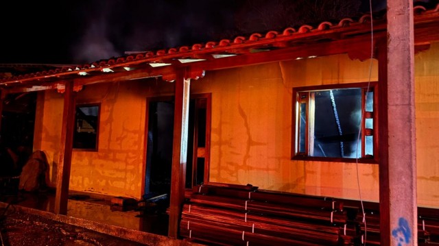 Incêndio em madeireira assusta moradores na zona rural de Irupi