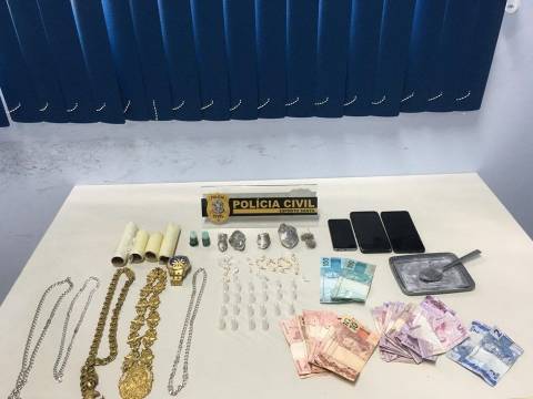 Dois adolescentes e um homem são detidos por tráfico de drogas em Guaçuí