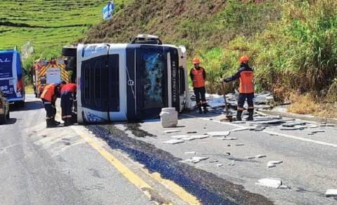 Carreta tomba e deixa motorista e família feridos na BR482 entre Guaçuí e Celina