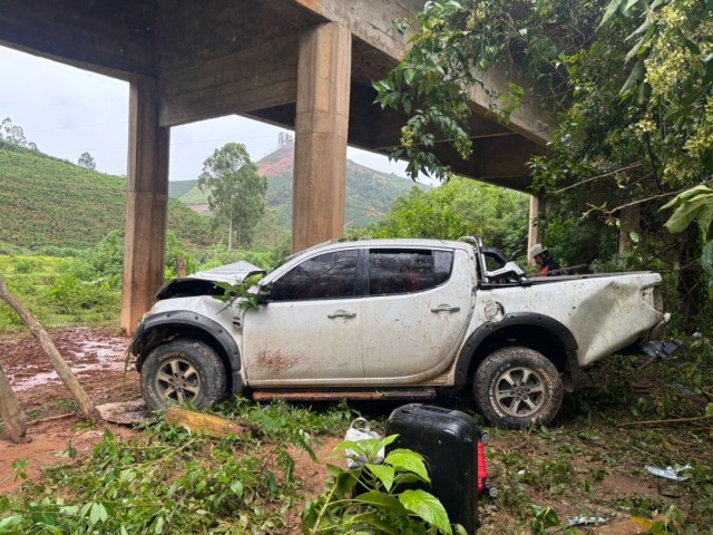 Caminhonete cai da ponte na BR 262 em Iúna
