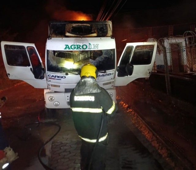 Caminhão da empresa Agroin pega fogo em Iúna