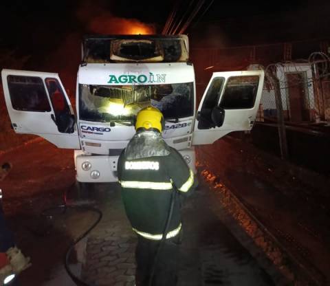 Caminhão da empresa Agroin pega fogo em Iúna