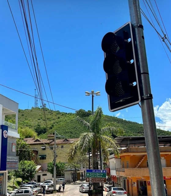 Semáforo instalado em principal via de Ibitirama começa a funcionar na próxima semana