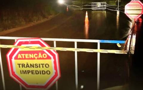 Trecho da ES379 é interditado parcialmente pela Defesa Civil de Irupi por risco de ceder