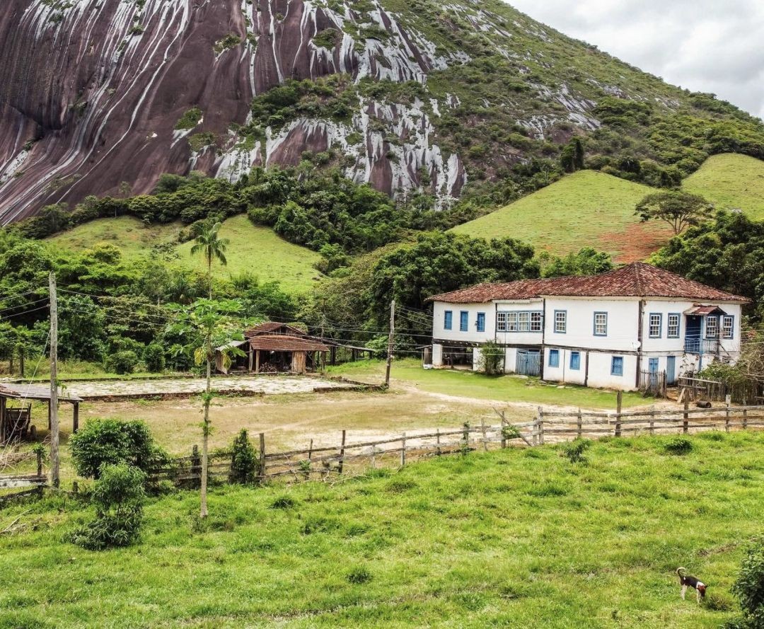 Vista da Fazenda Santa Maria, na zona rural de Muniz Freire, com casarão histórico, área verde e formação rochosa onde será implantado o complexo turístico.