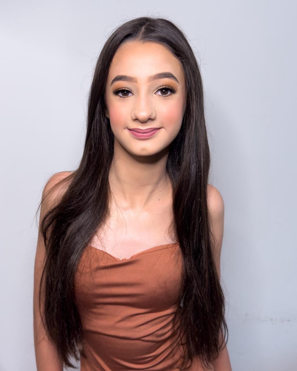 Jovem Ayla, de 12 anos, finalista do Miss Espírito Santo, posa para ensaio fotográfico.