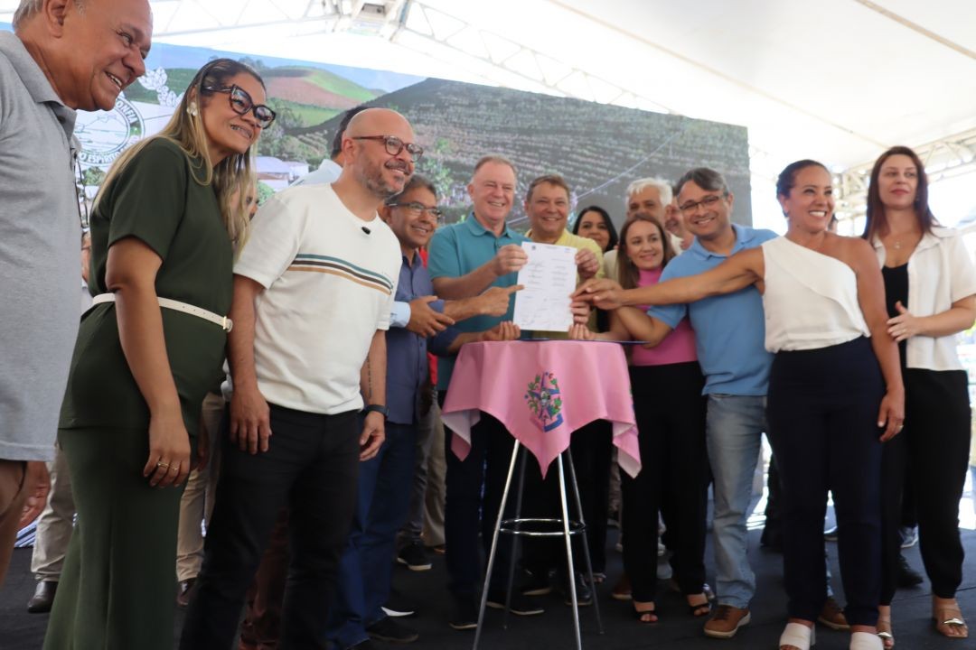 Autoridades estaduais, municipais e parlamentares posam para foto durante solenidade de assinatura de ordens de serviço e convênios em Ibitirama, com destaque para o governador Renato Casagrande e o prefeito Reginaldo Simão.