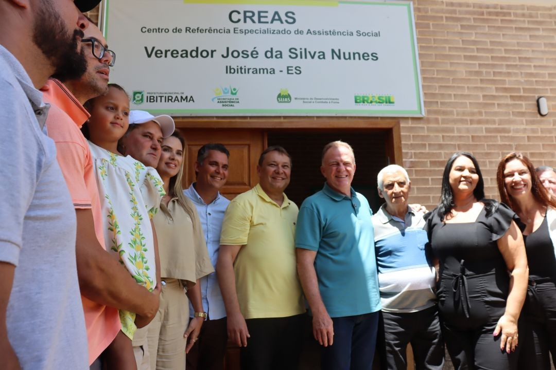 Autoridades estaduais, municipais e parlamentares posam para foto em frente à entrada no novo CREAS que foi inaugurado em Ibitirama.