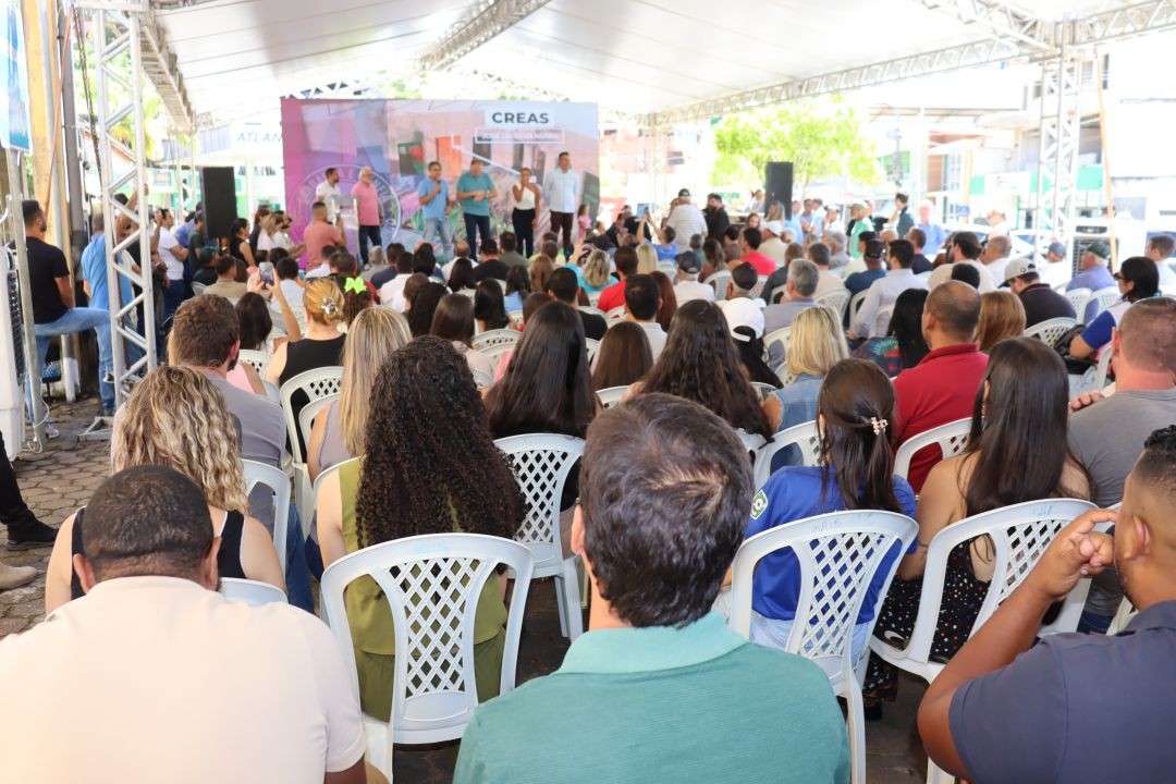 Público acompanha solenidade oficial do Governo do Espírito Santo em Ibitirama, realizada em espaço coberto, com presença de autoridades e moradores do município.
