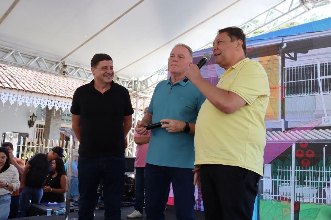 O prefeito de Ibitirama, Reginaldo Simão discursa, tendo ao seu lado o governador Renato Casagrande e o prefeito de Guaçuí, Vagner Rodrigues.