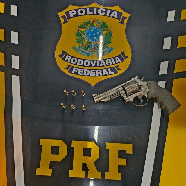 Revólver calibre .38 e munições apreendidos pela Polícia Rodoviária Federal durante fiscalização na BR-262, em Brejetuba.