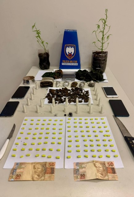 Drogas, comprimidos de ecstasy, pés de maconha, celulares e dinheiro apreendidos pela Polícia Militar em operação contra o tráfico em Ibatiba.