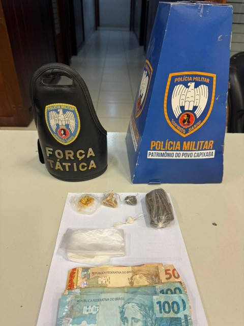 Entorpecentes, dinheiro e celulares apreendidos pela Força Tática da Polícia Militar durante operação contra o tráfico no bairro Quilombo, em Iúna.