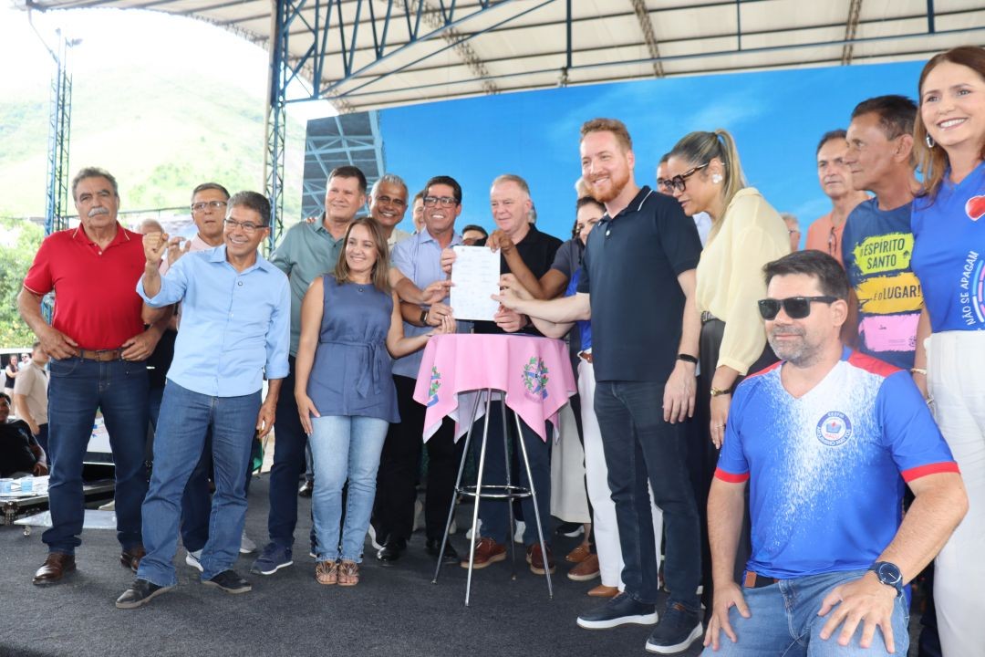 Autoridades estaduais, municipais e lideranças regionais comemoram com documento que foi assinado, em mãos, durante solenidade de anúncio e inauguração de obras em Muniz Freire.