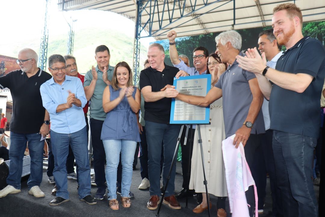 Autoridades estaduais, municipais e lideranças regionais participam de solenidade em Muniz Freire, em clima de celebração, com público presente.