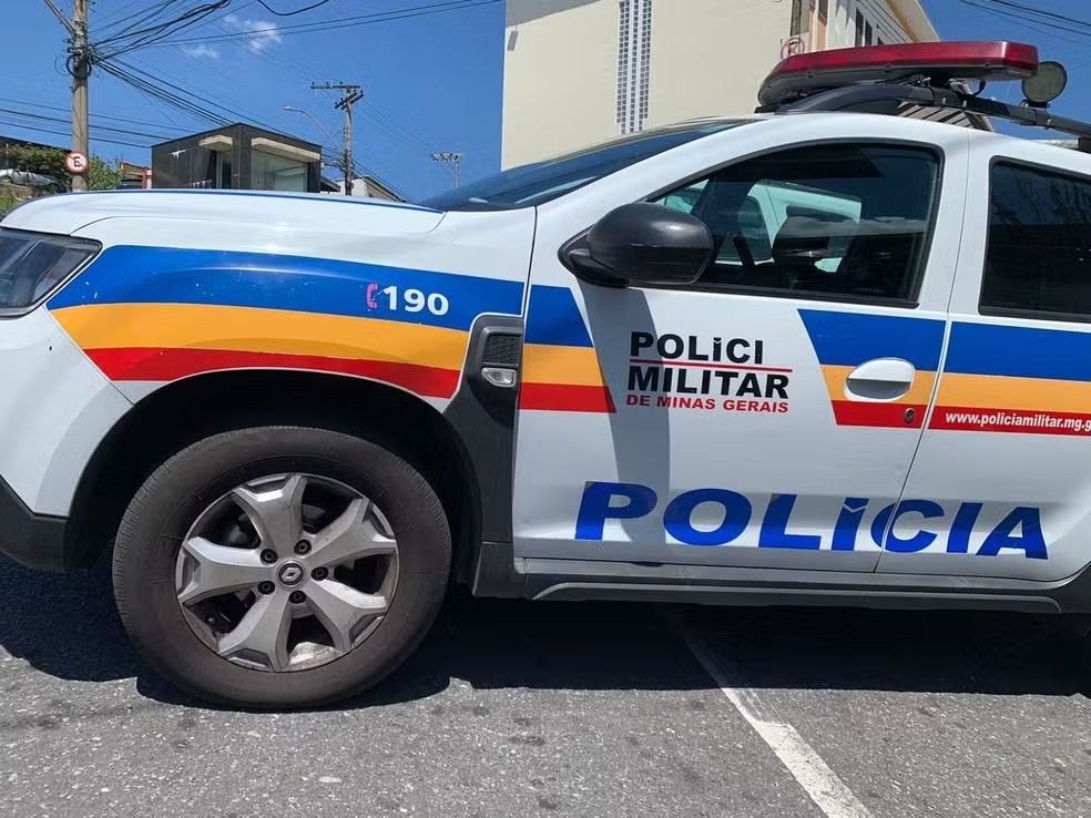 Viatura da Polícia Militar de Minas Gerais estacionada em via urbana durante atendimento de ocorrência policial.
