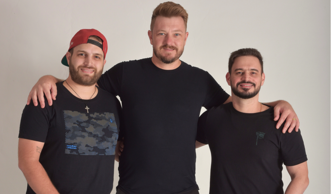 Fotos com os três componentes do grupo Garoto Tradição, um do lado do outro, que vão se apresentar no Apiacá Folia 2026.