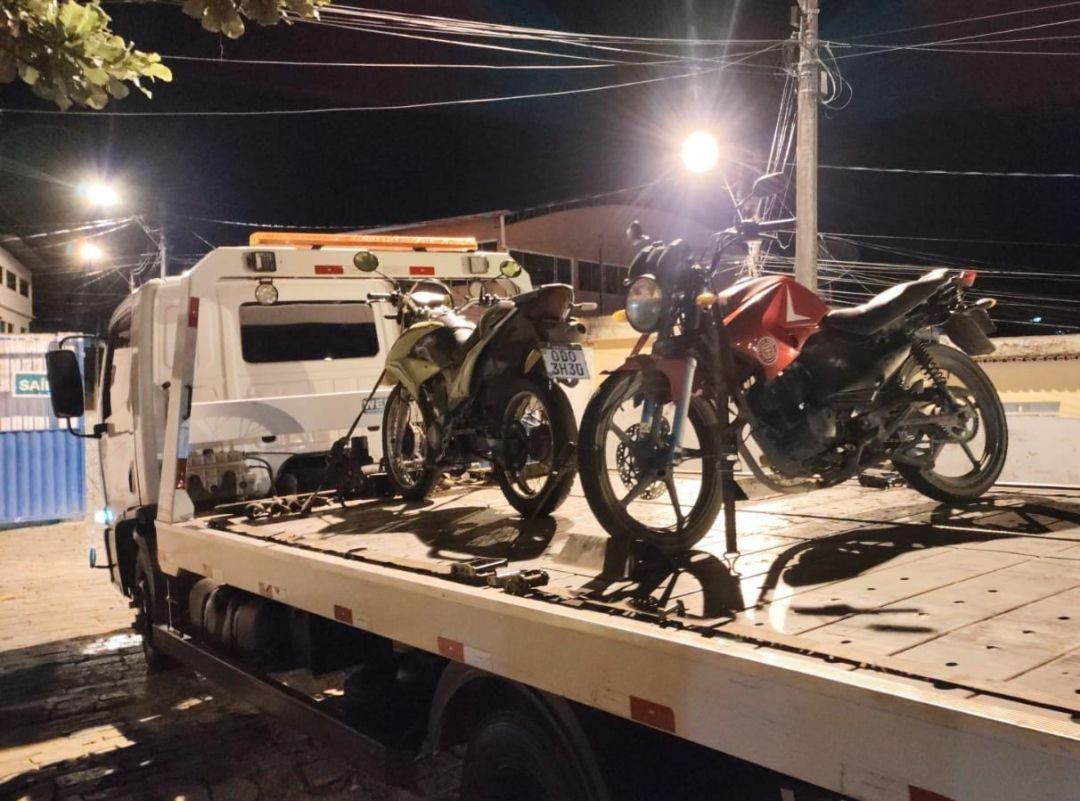 Motocicletas apreendidas pela Polícia Militar são transportadas em caminhão-guincho após prisão por tráfico de drogas em São José do Calçado.