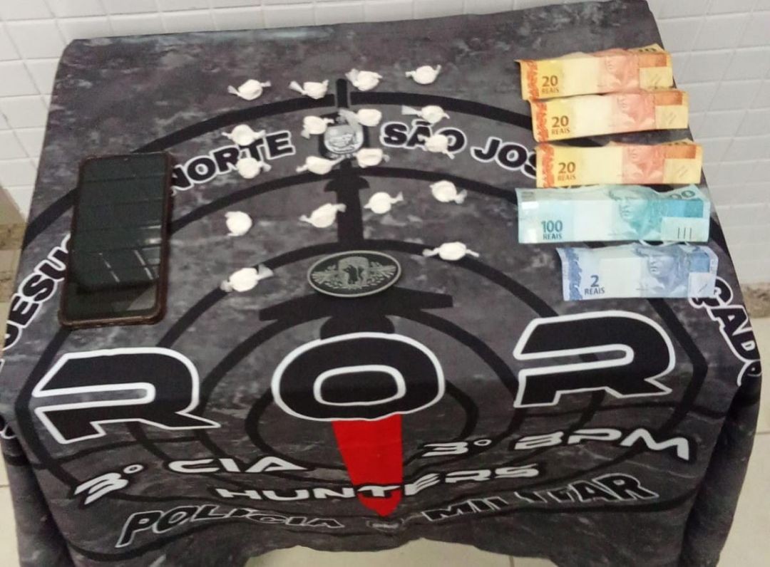 Drogas, dinheiro e celular apreendidos pela R.O.R do 3º BPM durante operação contra o tráfico no Centro de São José do Calçado.
