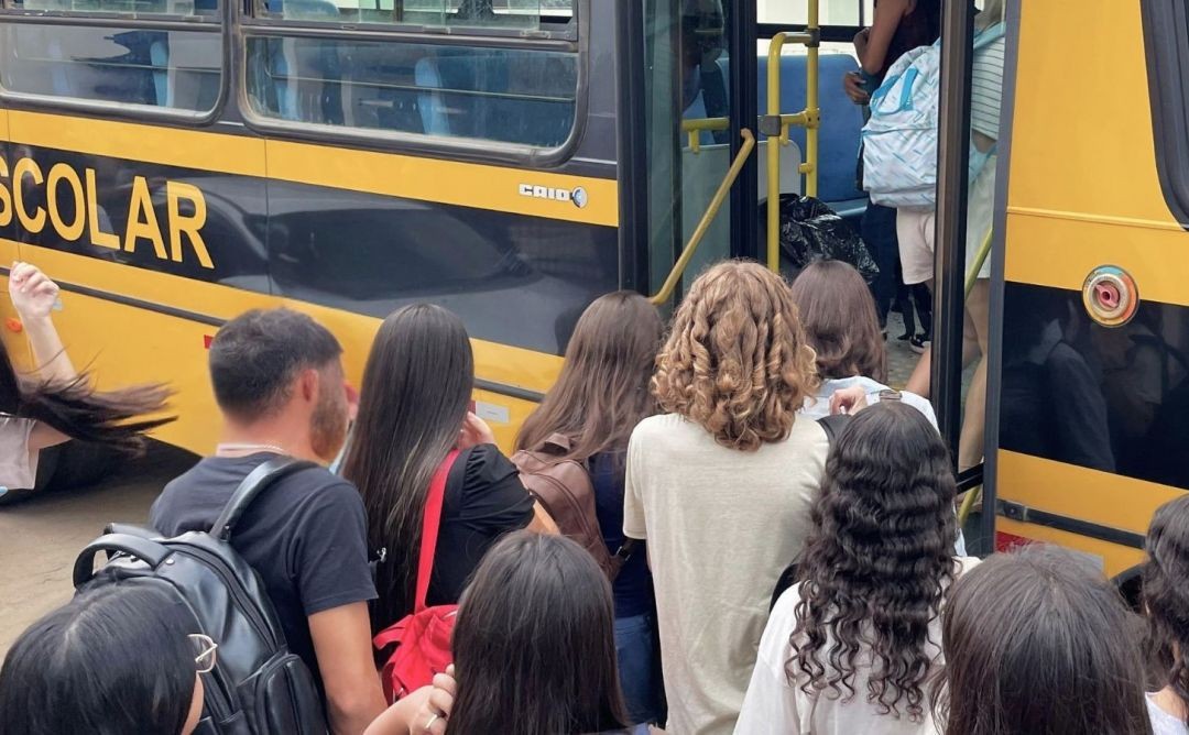 Estudantes embarcando em ônibus escolar amarelo, utilizado pela Prefeitura para transporte gratuito de alunos da rede de ensino em Iúna.