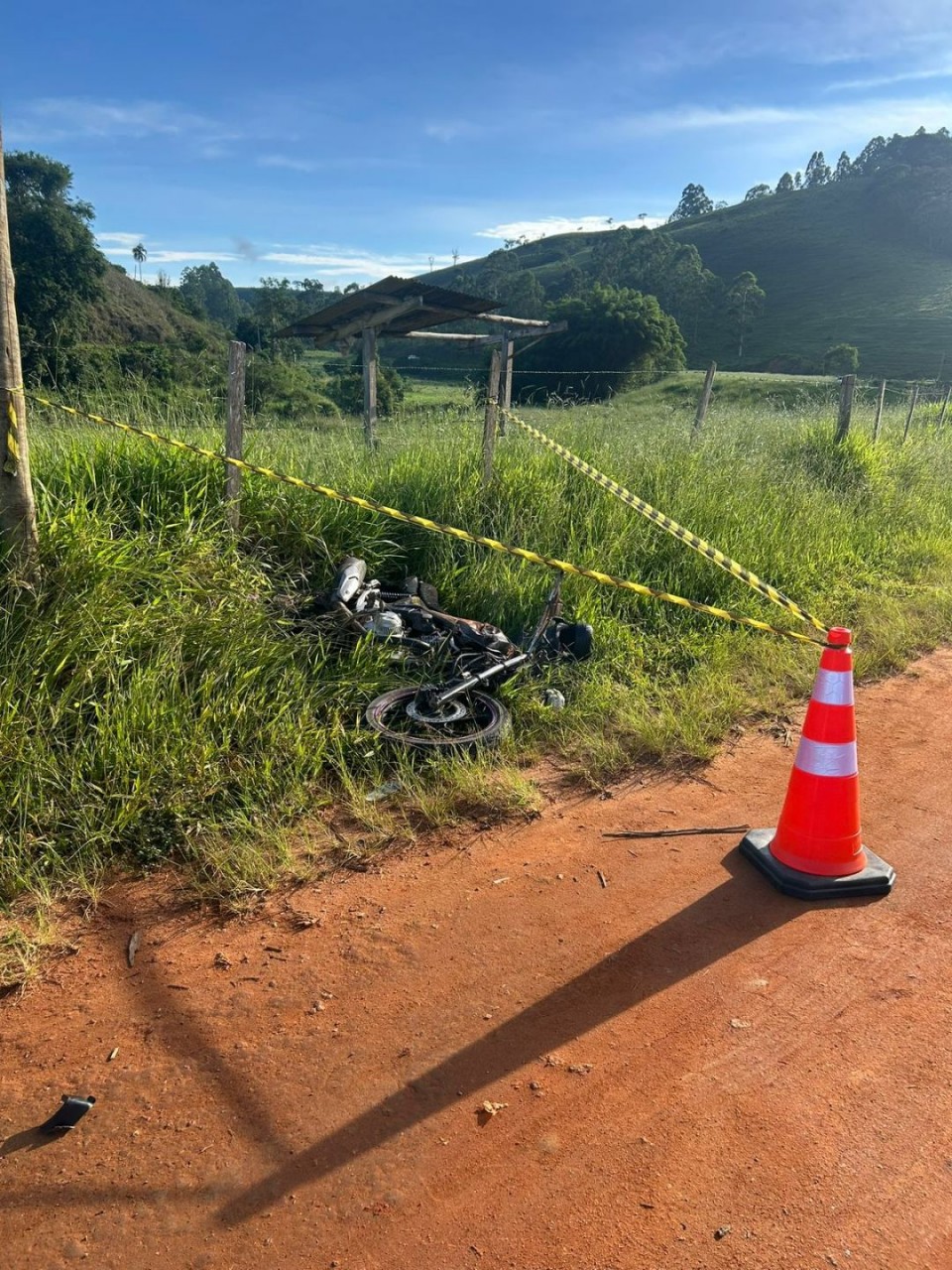 Motocicleta destruída após colisão com máquina pesada em área rural de Dores do Rio Preto