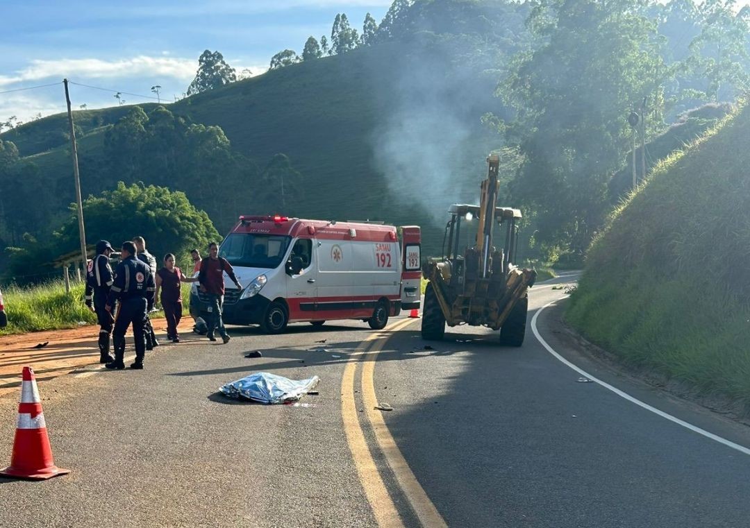 Local do acidente em Dores do Rio Preto com retroescavadeira e ambulância do Samu na pista