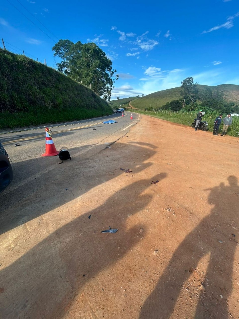 Trecho da rodovia isolado pela Polícia Militar após acidente fatal envolvendo motociclista