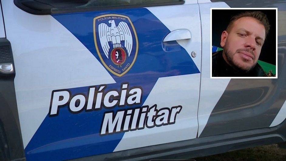 Viatura da Polícia Militar do Espírito Santo estacionada, com destaque para o brasão da corporação na porta do veículo e foto da vítima de homicídio